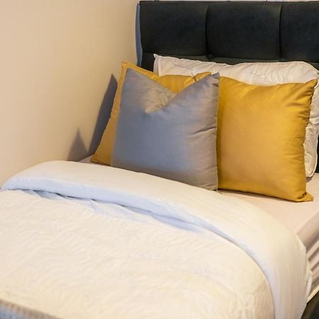 Lovely 4-Sleeper Apartment In Central Slough With Free Parking Kültér fotó