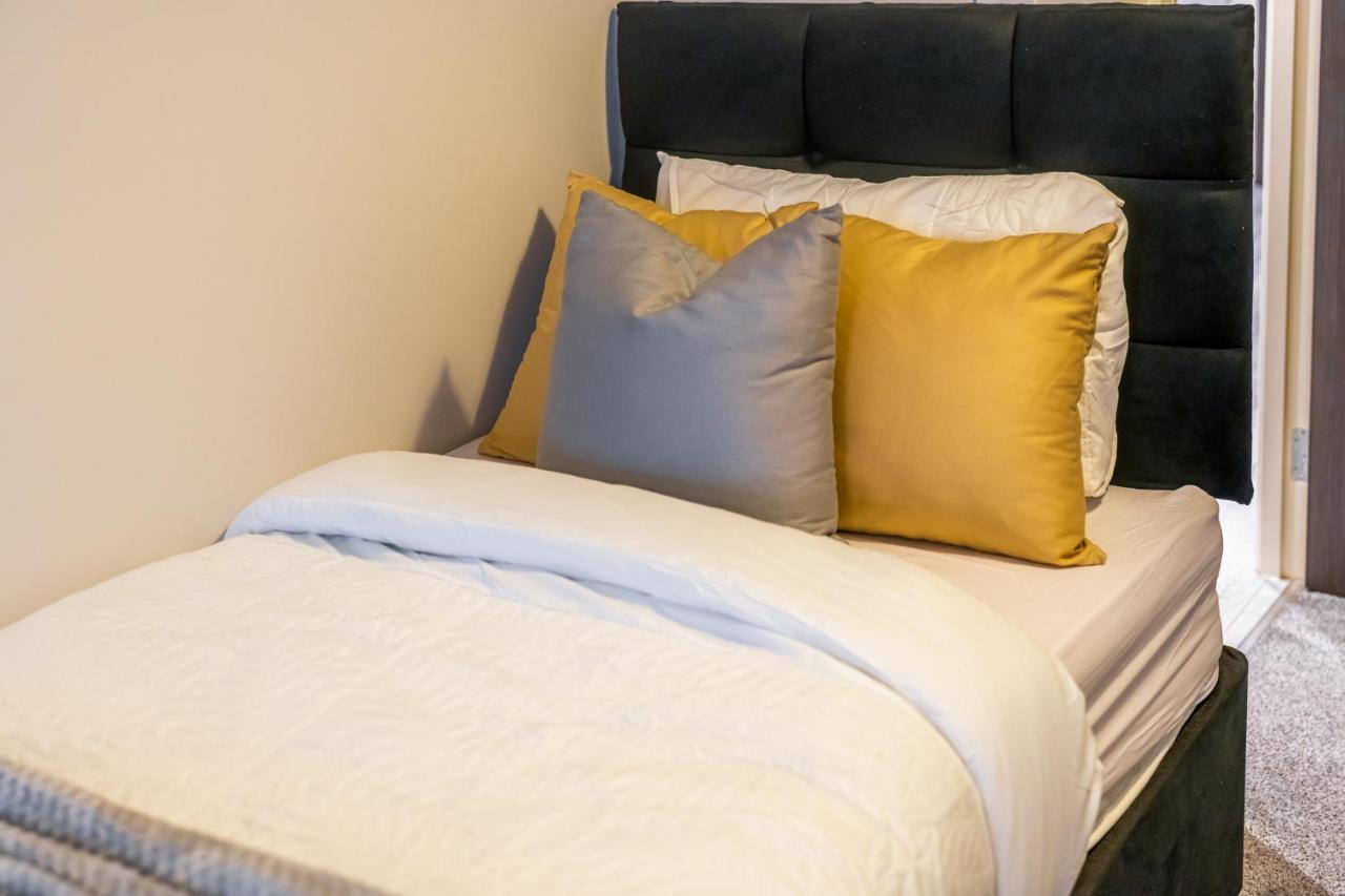 Lovely 4-Sleeper Apartment In Central Slough With Free Parking Kültér fotó
