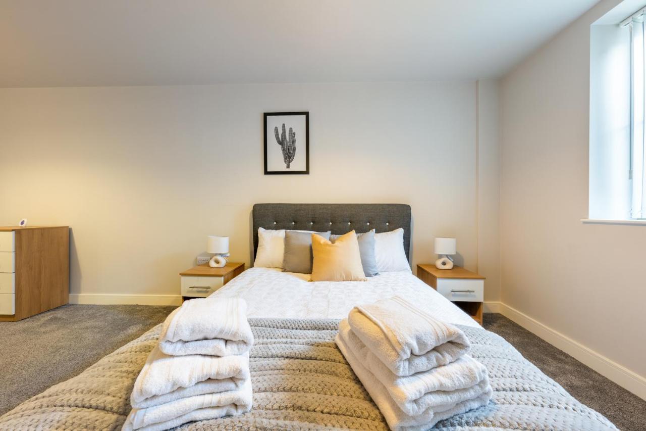 Lovely 4-Sleeper Apartment In Central Slough With Free Parking Kültér fotó