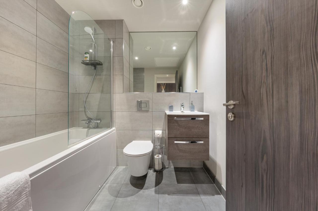 Lovely 4-Sleeper Apartment In Central Slough With Free Parking Kültér fotó