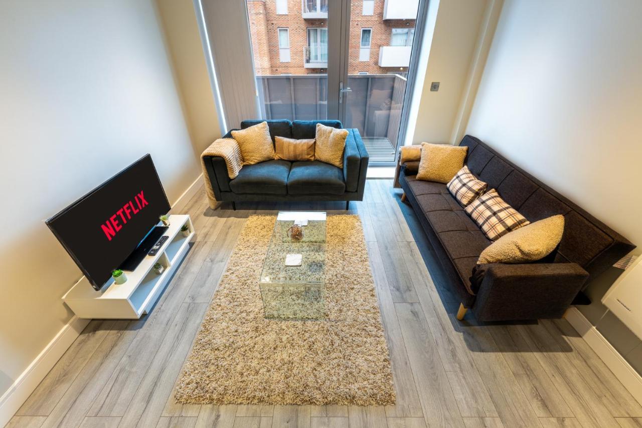 Lovely 4-Sleeper Apartment In Central Slough With Free Parking Kültér fotó
