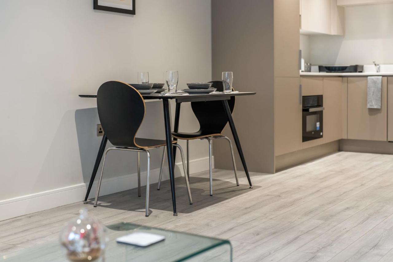 Lovely 4-Sleeper Apartment In Central Slough With Free Parking Kültér fotó
