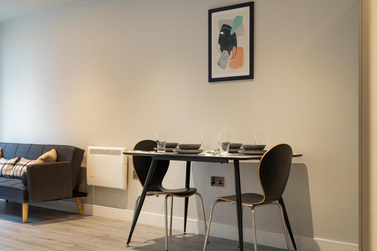 Lovely 4-Sleeper Apartment In Central Slough With Free Parking Kültér fotó