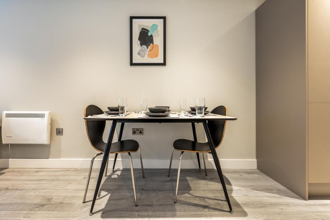 Lovely 4-Sleeper Apartment In Central Slough With Free Parking Kültér fotó