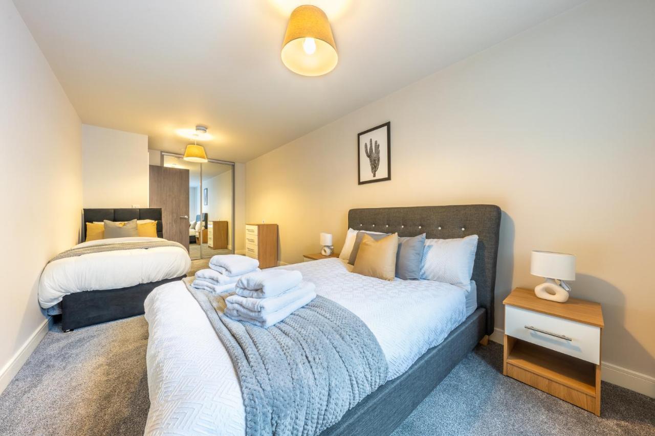 Lovely 4-Sleeper Apartment In Central Slough With Free Parking Kültér fotó