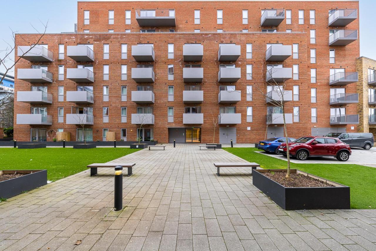 Lovely 4-Sleeper Apartment In Central Slough With Free Parking Kültér fotó