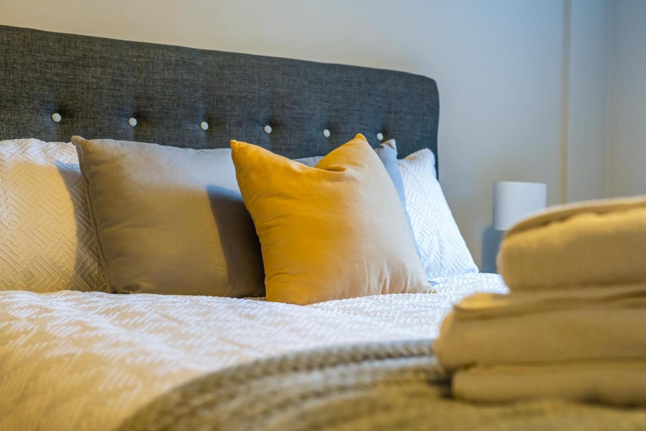 Lovely 4-Sleeper Apartment In Central Slough With Free Parking Kültér fotó