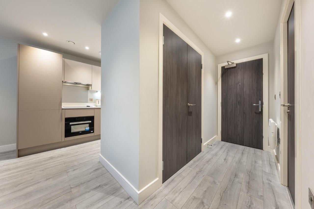 Lovely 4-Sleeper Apartment In Central Slough With Free Parking Kültér fotó